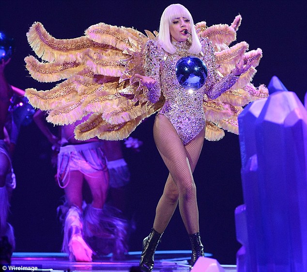 Леди Гага в образе ангела