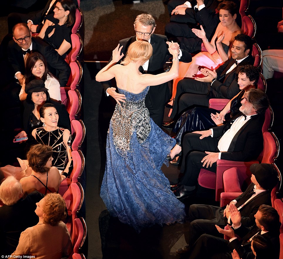 Николь Кидман танцует с Ламбертом Уилсоном на открытии Каннского фестиваля