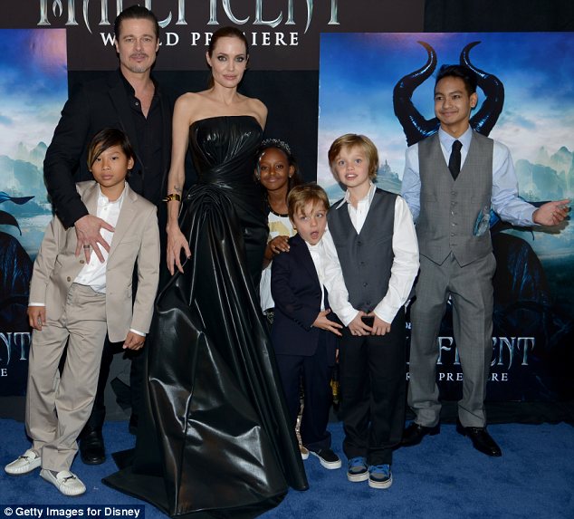 Бред Питт с Анджелиной Джоли и детьми