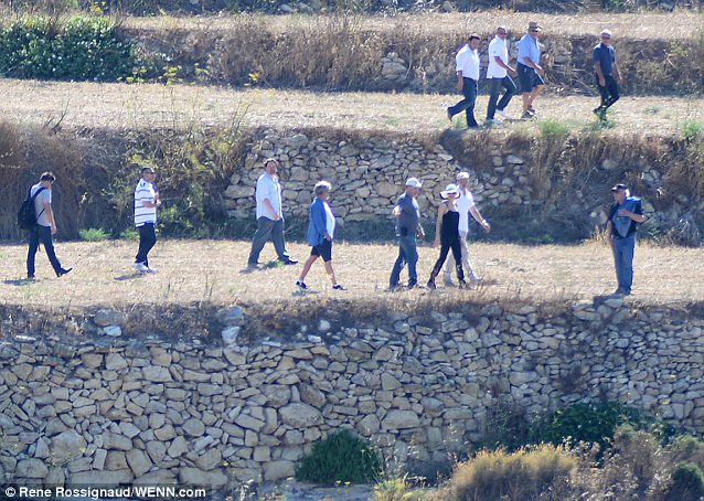 Анджелина Джоли и Бред Питт гуляют по Мальте