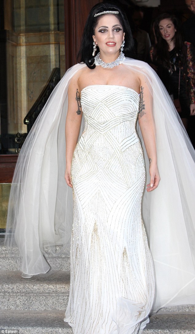 Леди Гага в свадебном платье