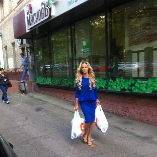 Дана Борисова идет из магазина